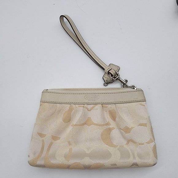 22. Coach Wristlet clutch
